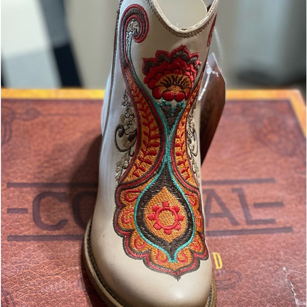 Corral boots c3269 NIB  I HAVE 2 size 7’s and one size 8. Embroidered leather